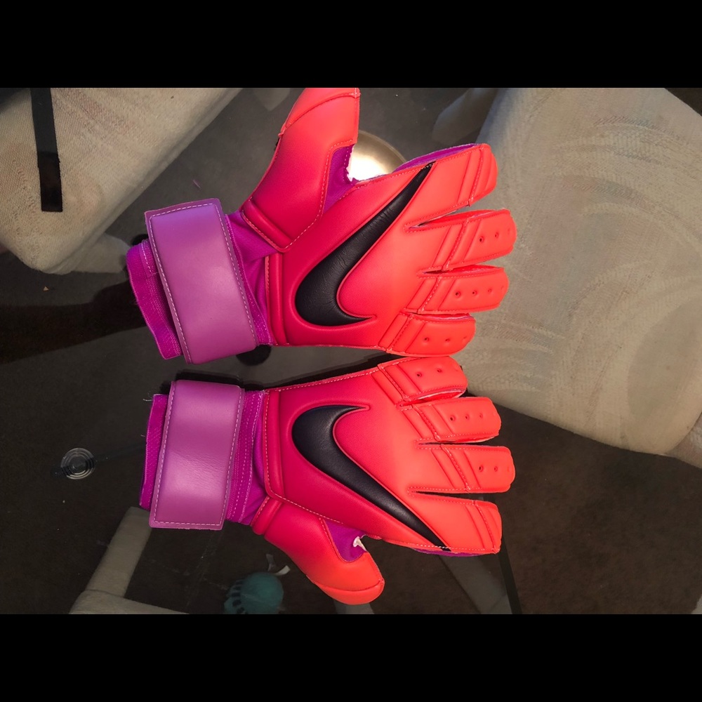 Brand new Nike SGT Goalkeeper Gloves Size 9